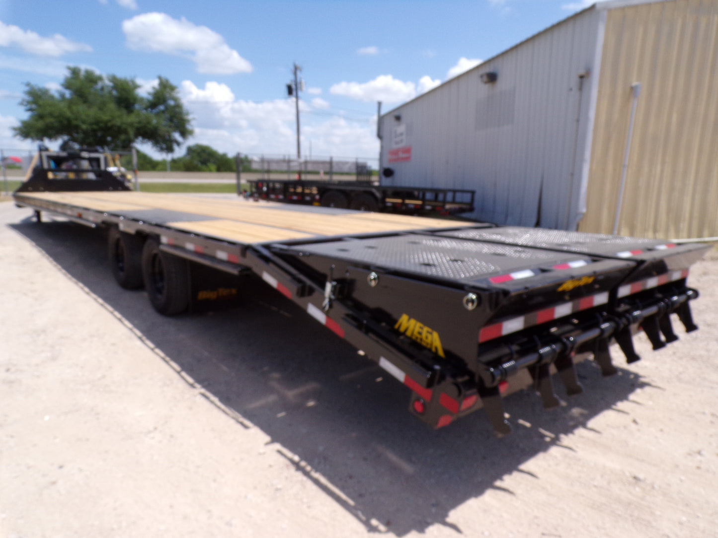 102 x 40' (35 + 5) Big Tex #22GN-40D5A-MRBK