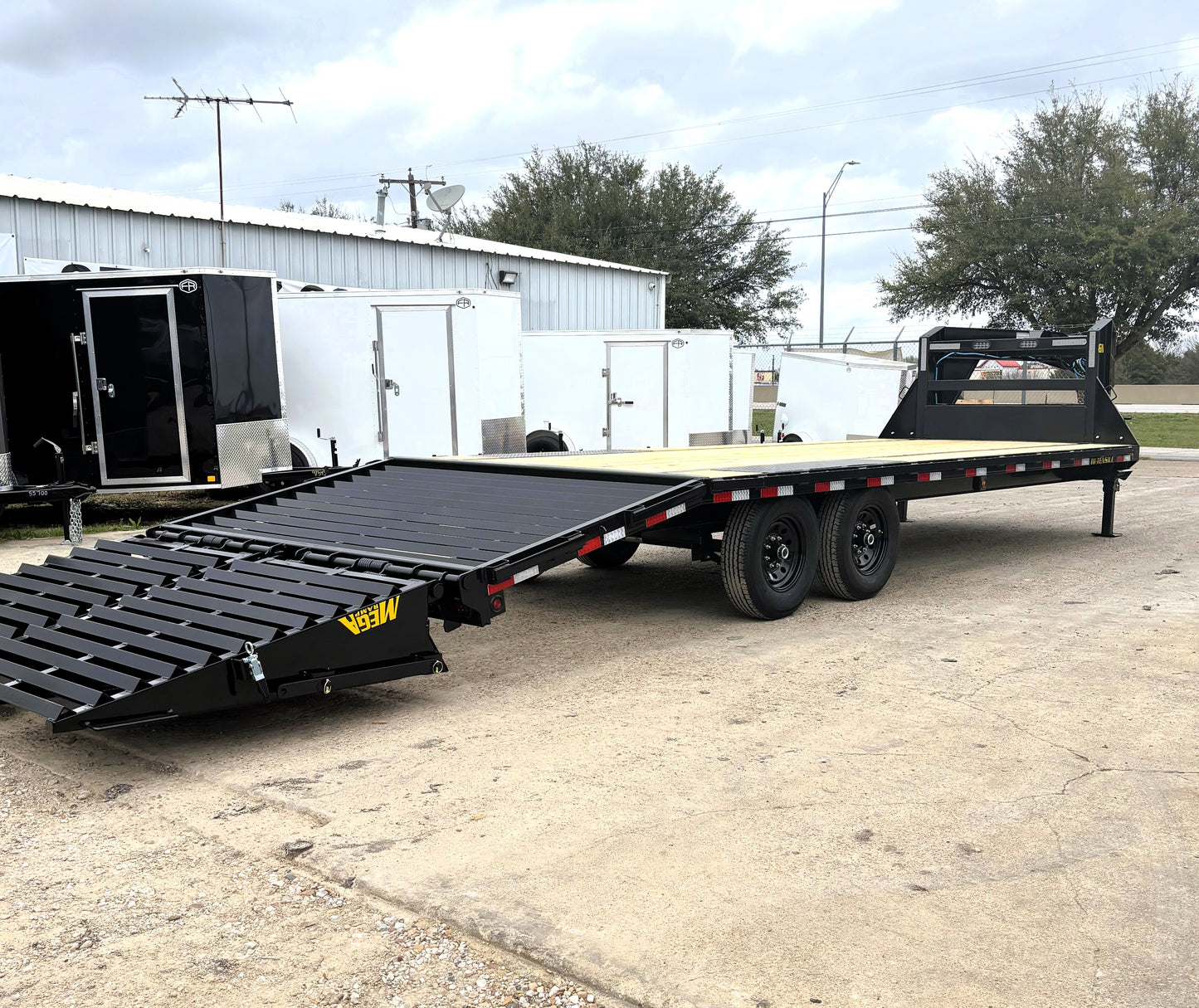 102 x 25' (20 + 5) GN Trailer Big Tex #14GN-25D5A-MRBK