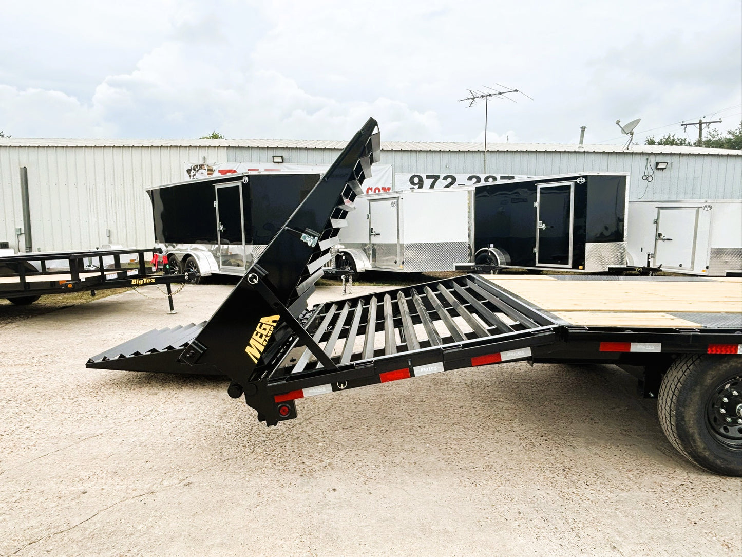 102 x 30' (25 + 5) GN Trailer Big Tex #14GN-30D5A-MRBK