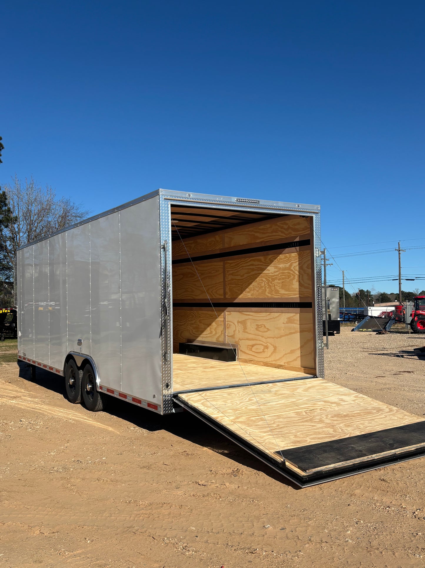 8.5' x 32' E-Series Enclosed GN Trailer Cargo Mate #TXEHG8.532TA5