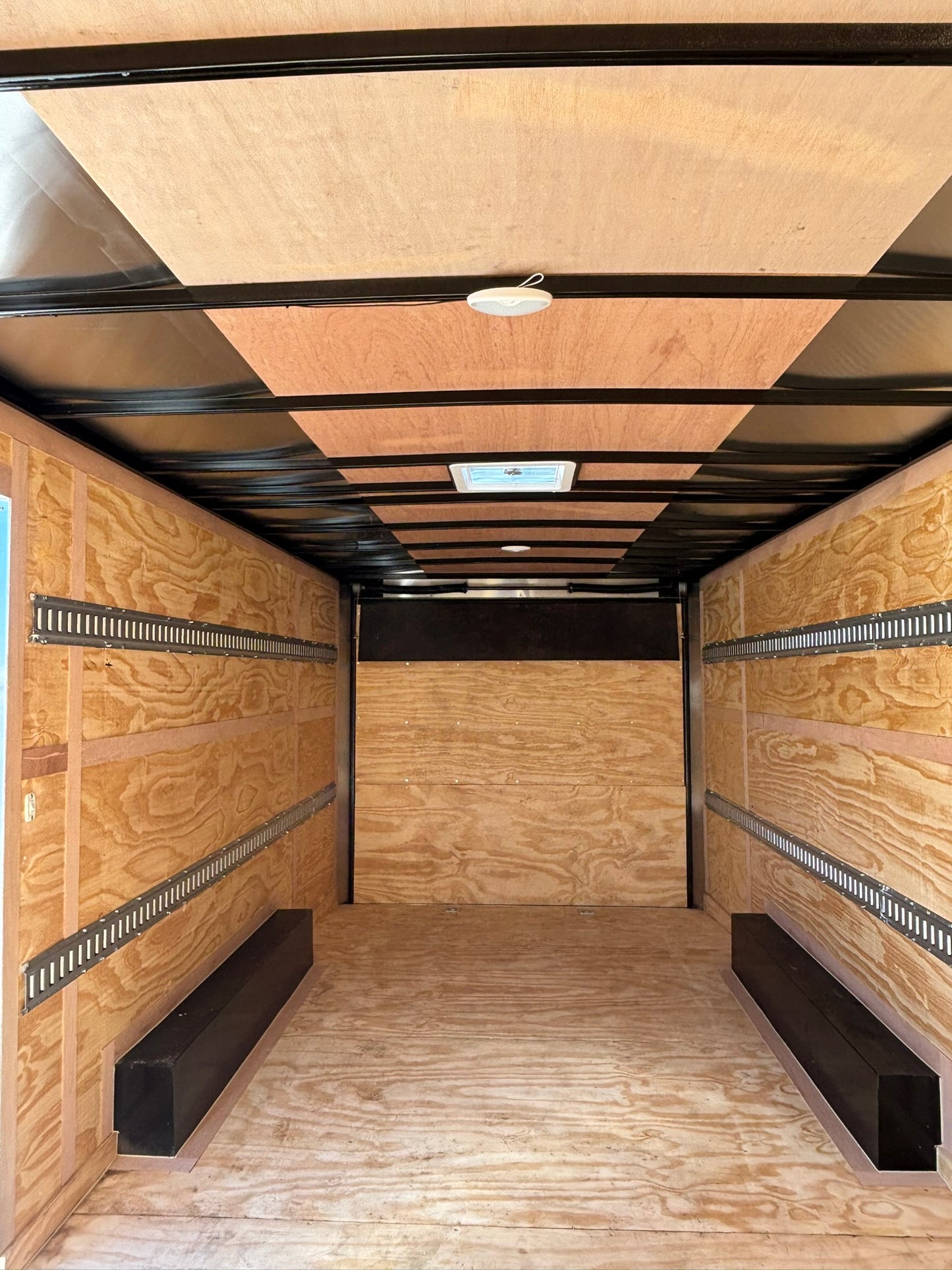 8.5 x 20' E-Series Enclosed Trailer Cargo Mate #TXEHW8.520TA3