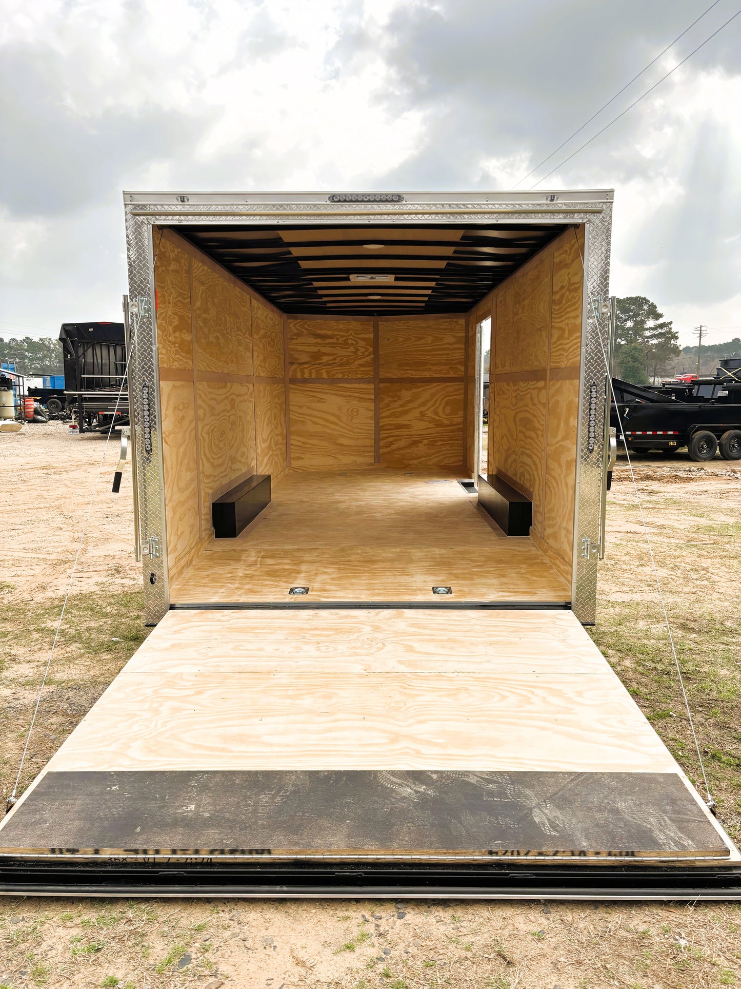 8.5 x 20' E-Series Enclosed Trailer Cargo Mate #TXEHW8.520TA2