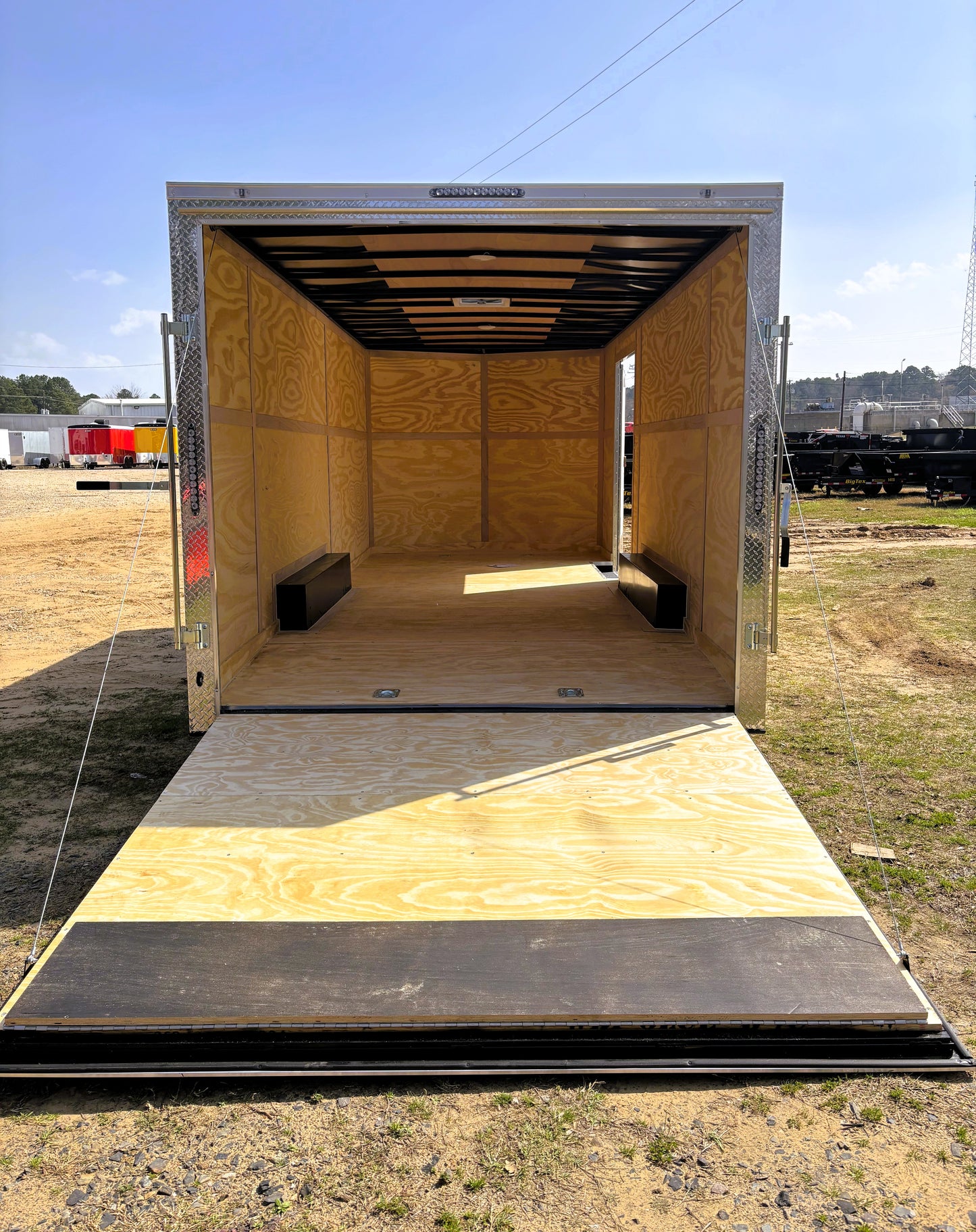 8.5 x 20' E-Series Enclosed Trailer Cargo Mate #TXEHW8.520TA2