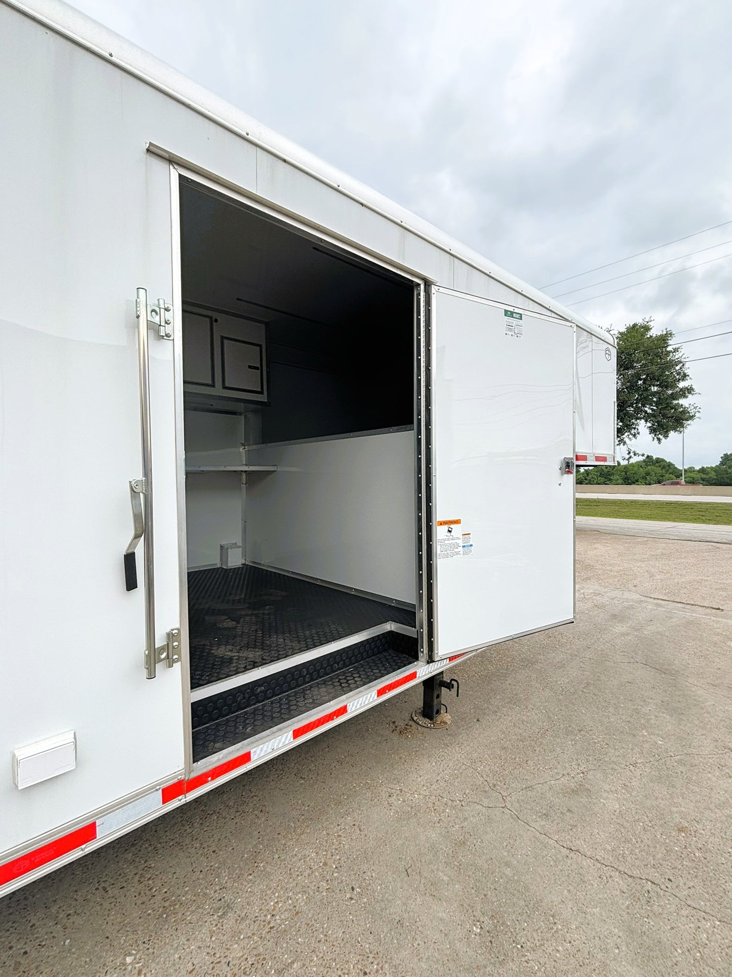 8.5' x 38' Qualifier Enclosed GN Trailer Cargo Mate #TXQFG8.538TA5
