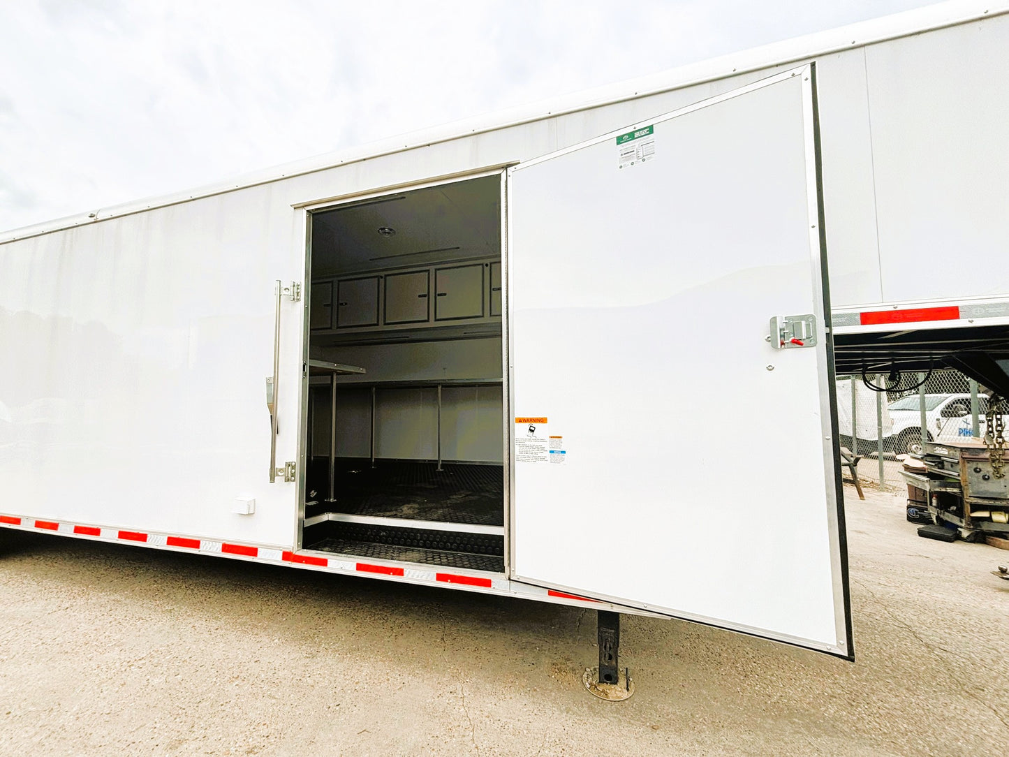 8.5' x 38' Qualifier Enclosed GN Trailer Cargo Mate #TXQFG8.538TA5