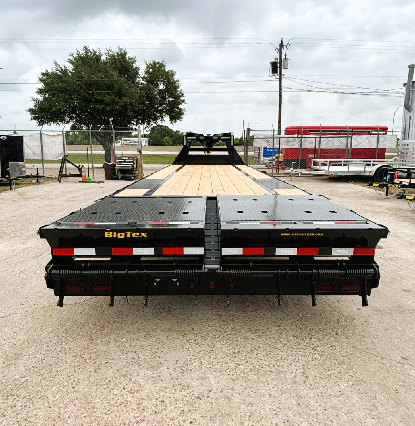 102 x 30' (25 + 5) GN Trailer Big Tex #14GN-30D5A-MRBK