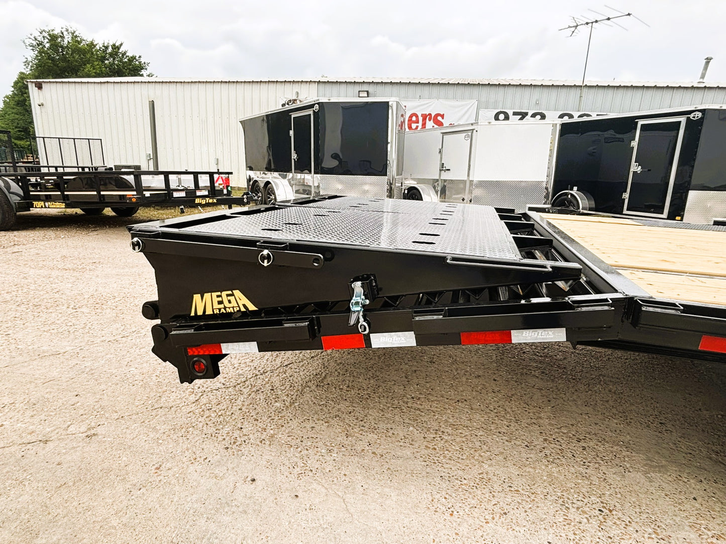 102 x 30' (25 + 5) GN Trailer Big Tex #14GN-30D5A-MRBK