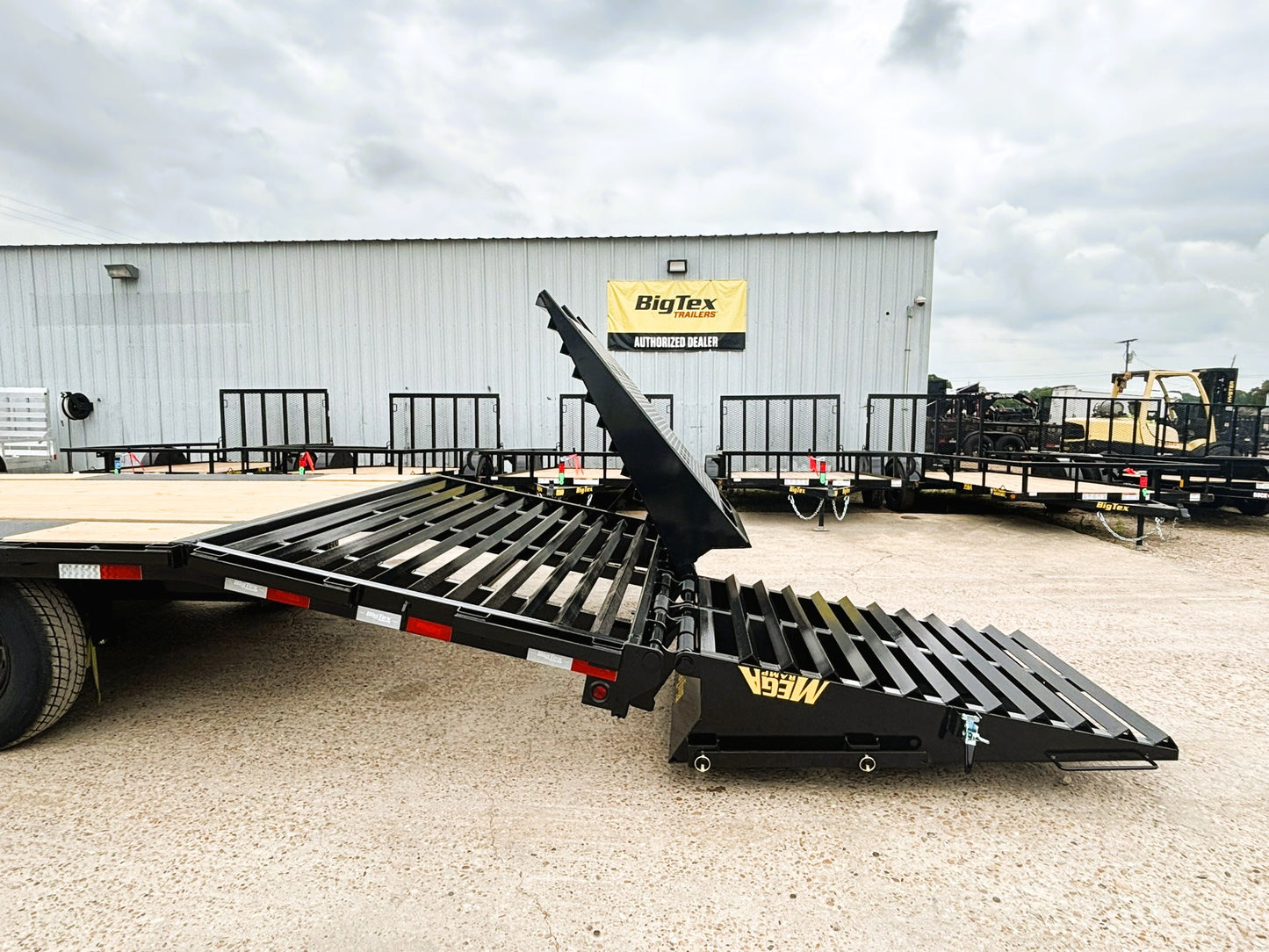 102 x 30' (25 + 5) GN Trailer Big Tex #14GN-30D5A-MRBK