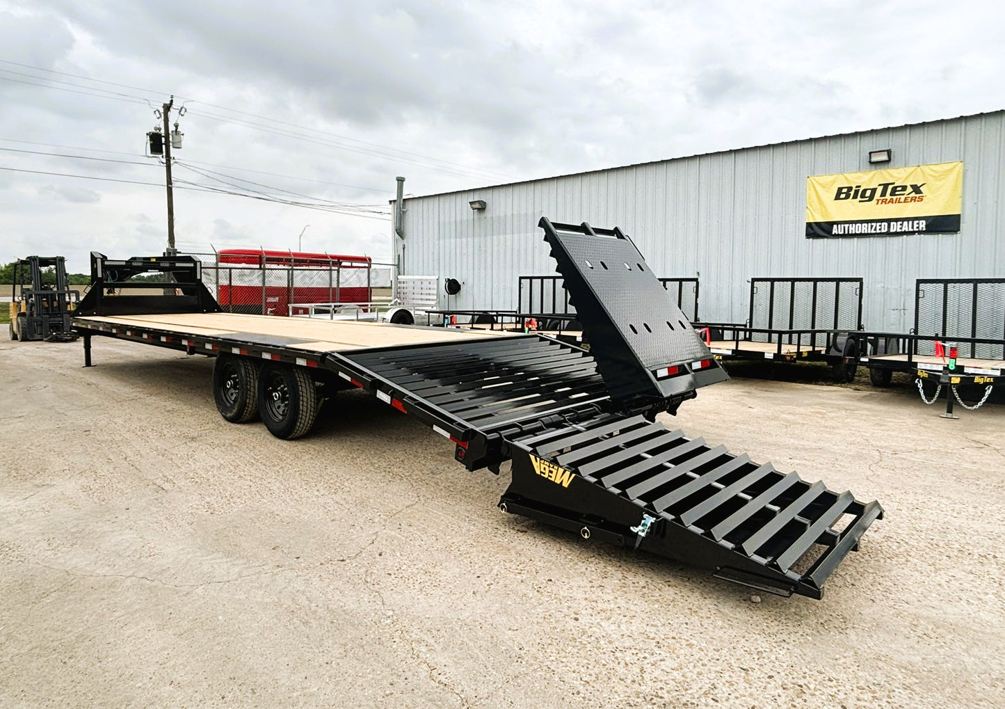 102 x 30' (25 + 5) GN Trailer Big Tex #14GN-30D5A-MRBK