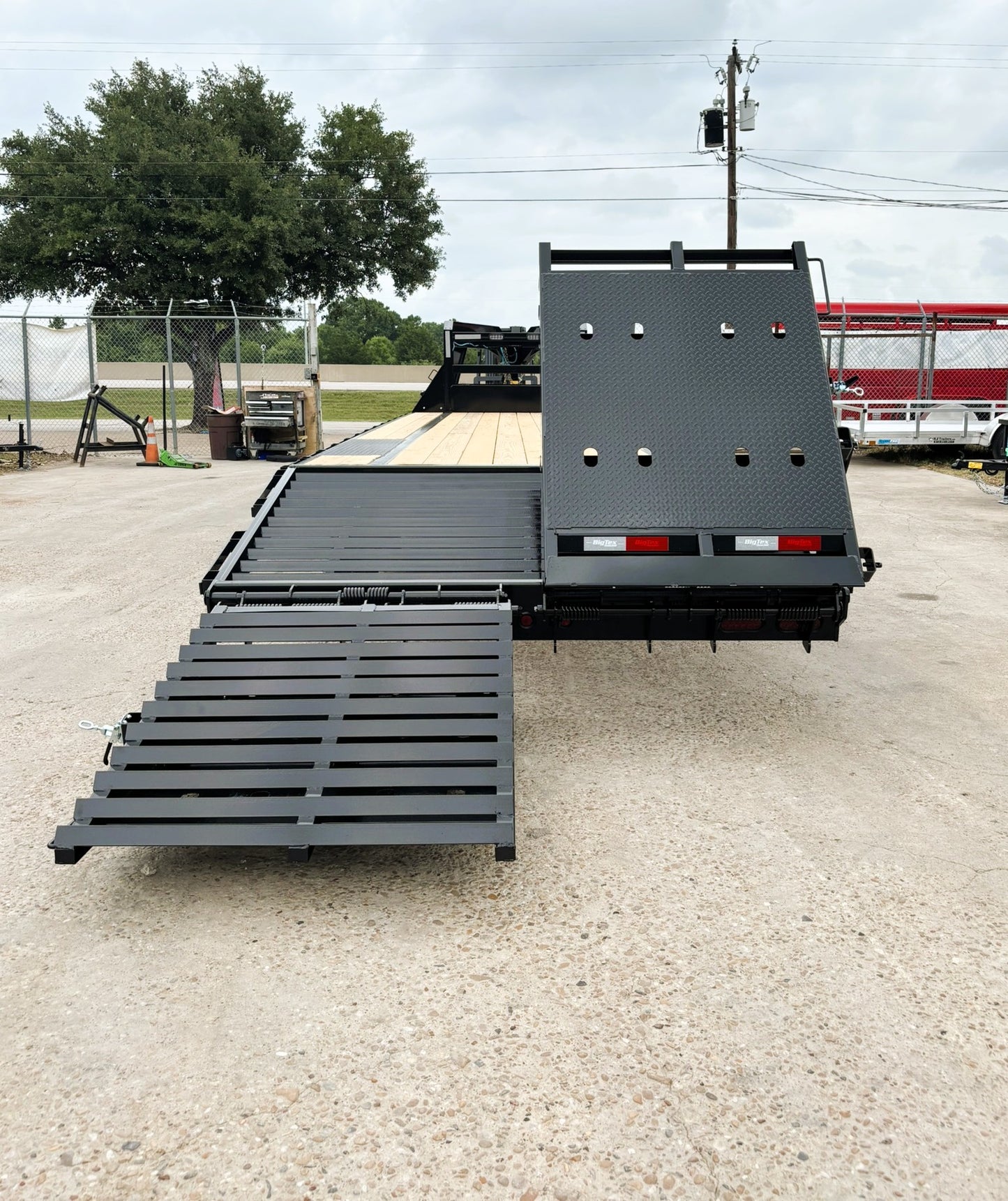102 x 30' (25 + 5) GN Trailer Big Tex #14GN-30D5A-MRBK