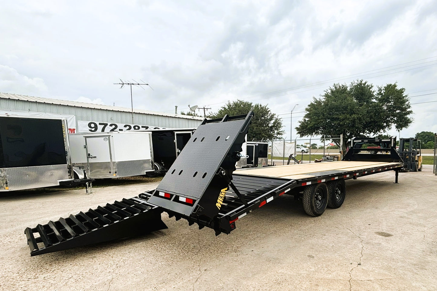 102 x 30' (25 + 5) GN Trailer Big Tex #14GN-30D5A-MRBK