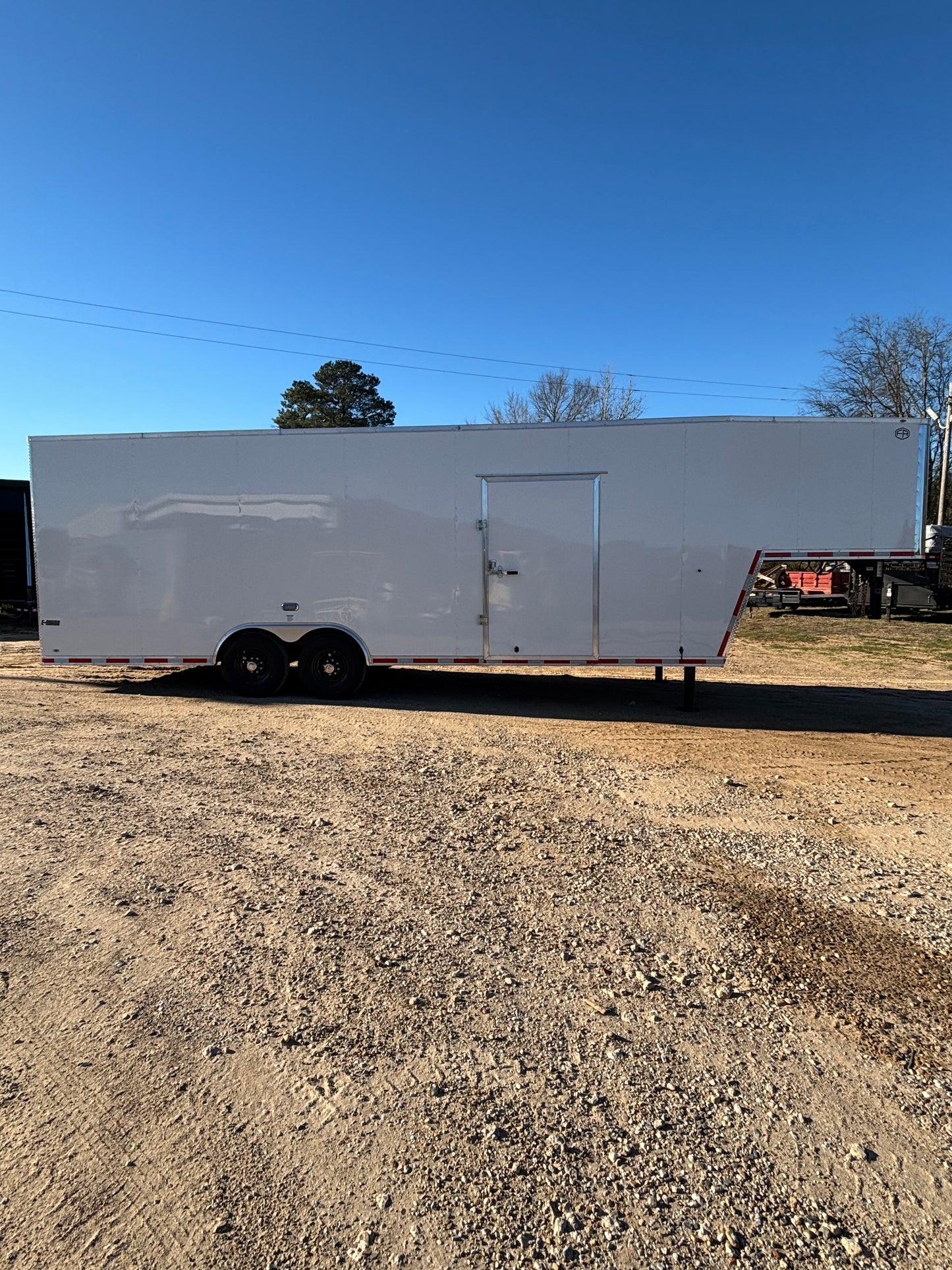 8.5' x 32' E-Series Enclosed GN Trailer Cargo Mate #TXEHG8.532TA5