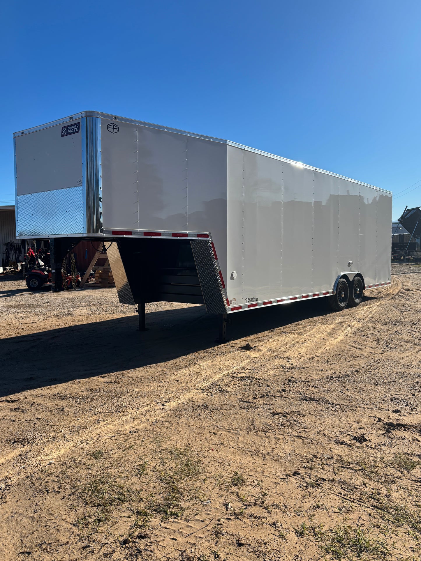 8.5' x 32' E-Series Enclosed GN Trailer Cargo Mate #TXEHG8.532TA5