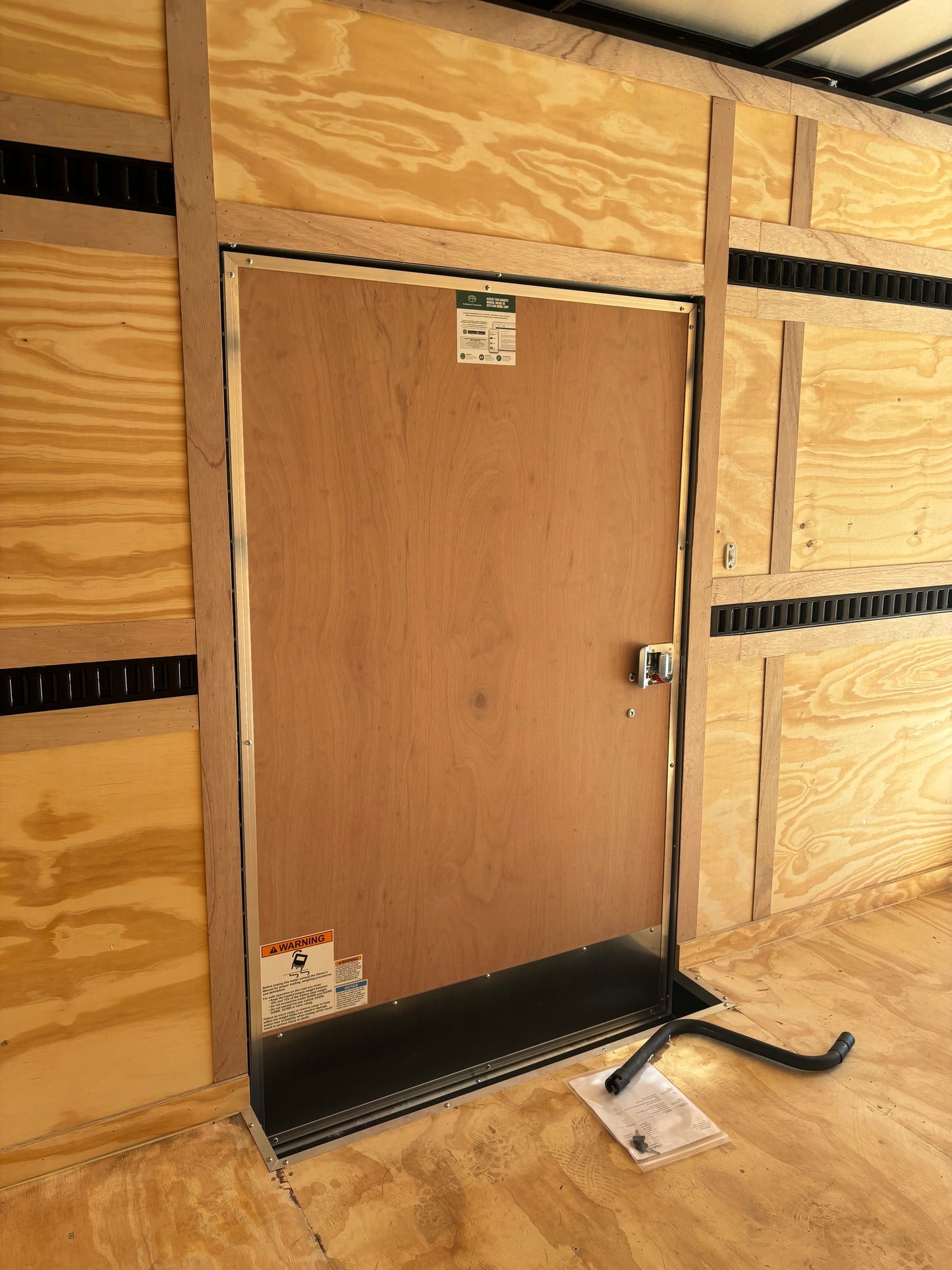 8.5' x 32' E-Series Enclosed GN Trailer Cargo Mate #TXEHG8.532TA5