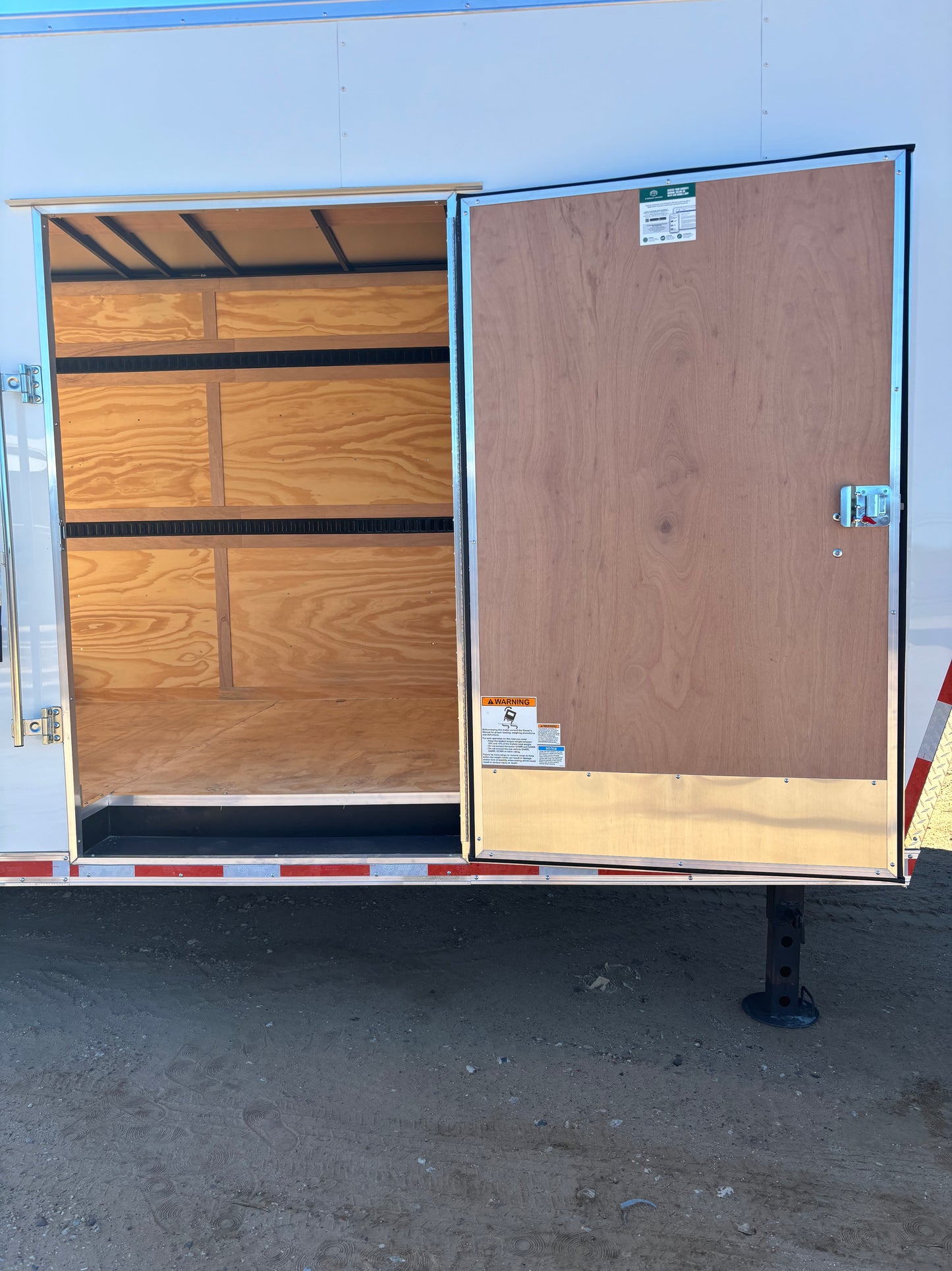 8.5' x 32' E-Series Enclosed GN Trailer Cargo Mate #TXEHG8.532TA5