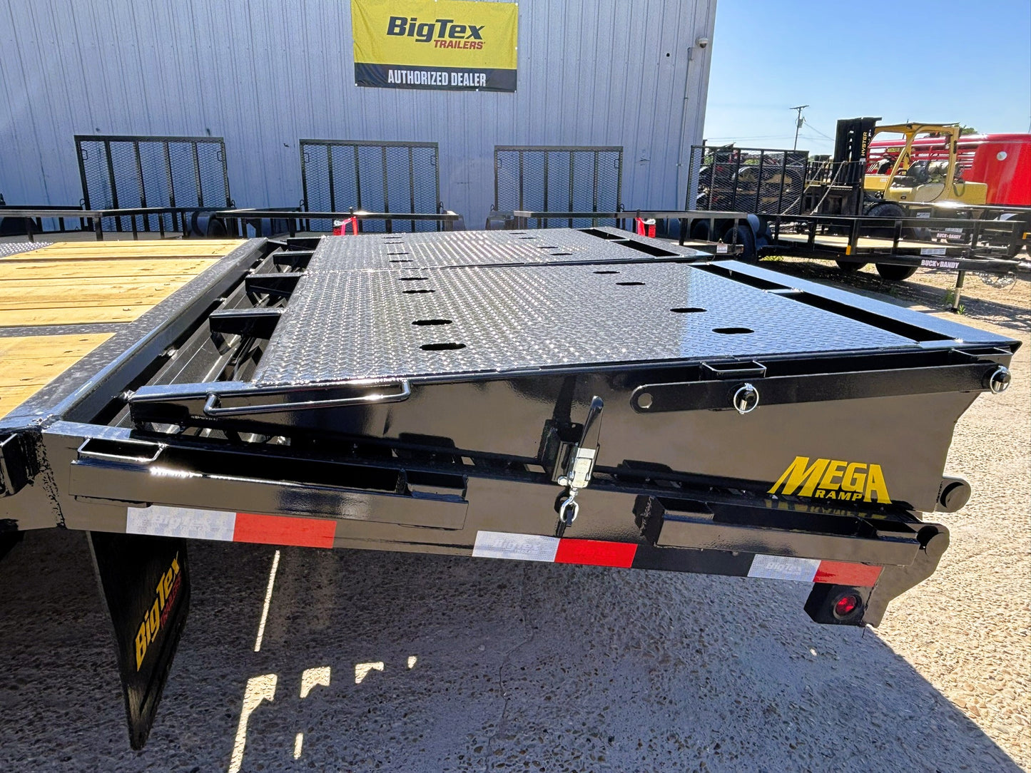 102" x 33' (28 + 5) GN Trailer Big Tex #22GN-33D5A-MRBK