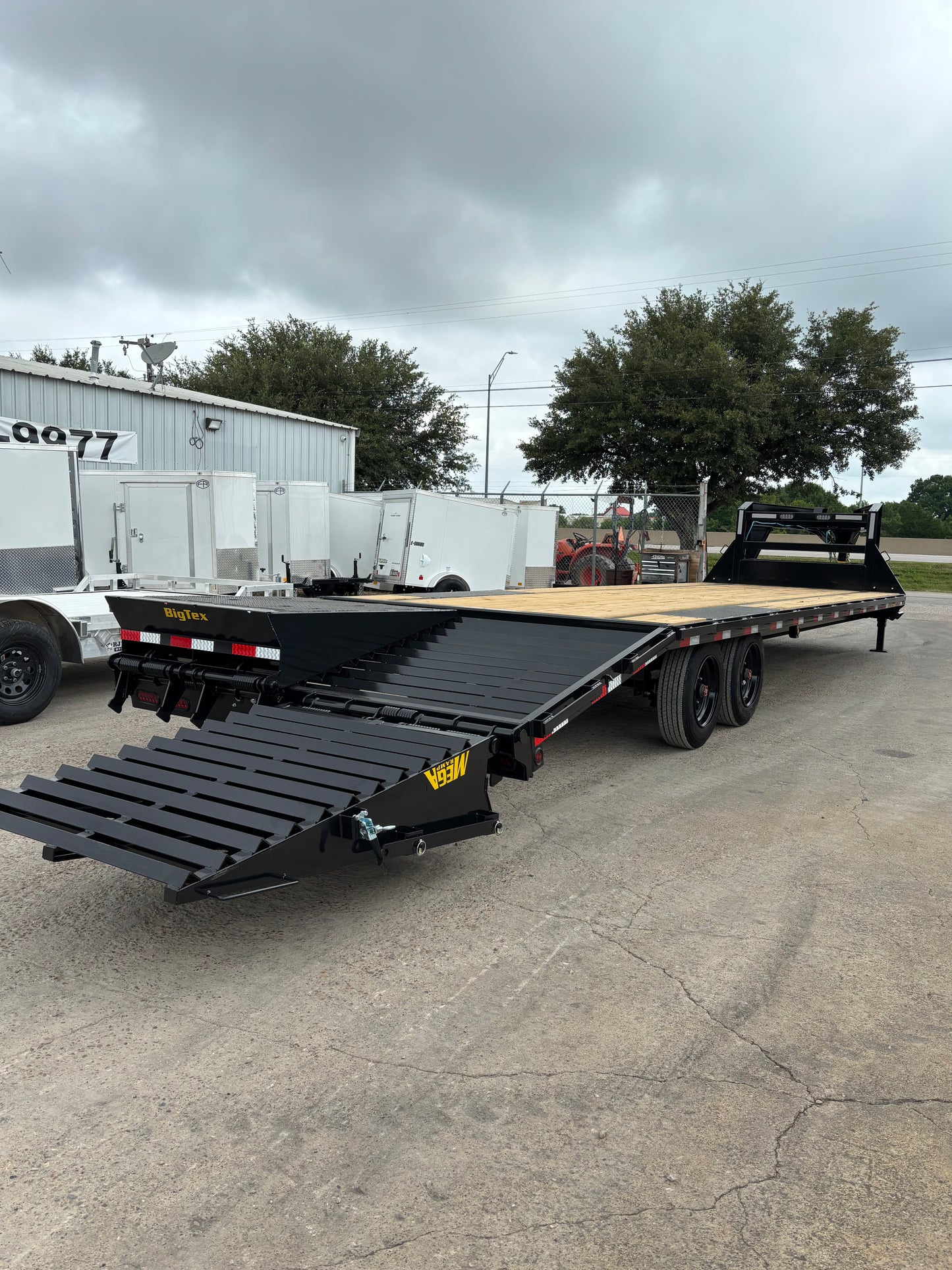 102 x 30' (25 + 5) GN Trailer Big Tex #16GN-30D5A-MRBK