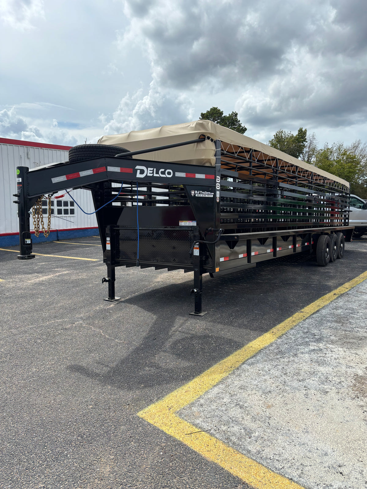 6'8" x 32' GN Cattle Stock Trailer Delco #B832