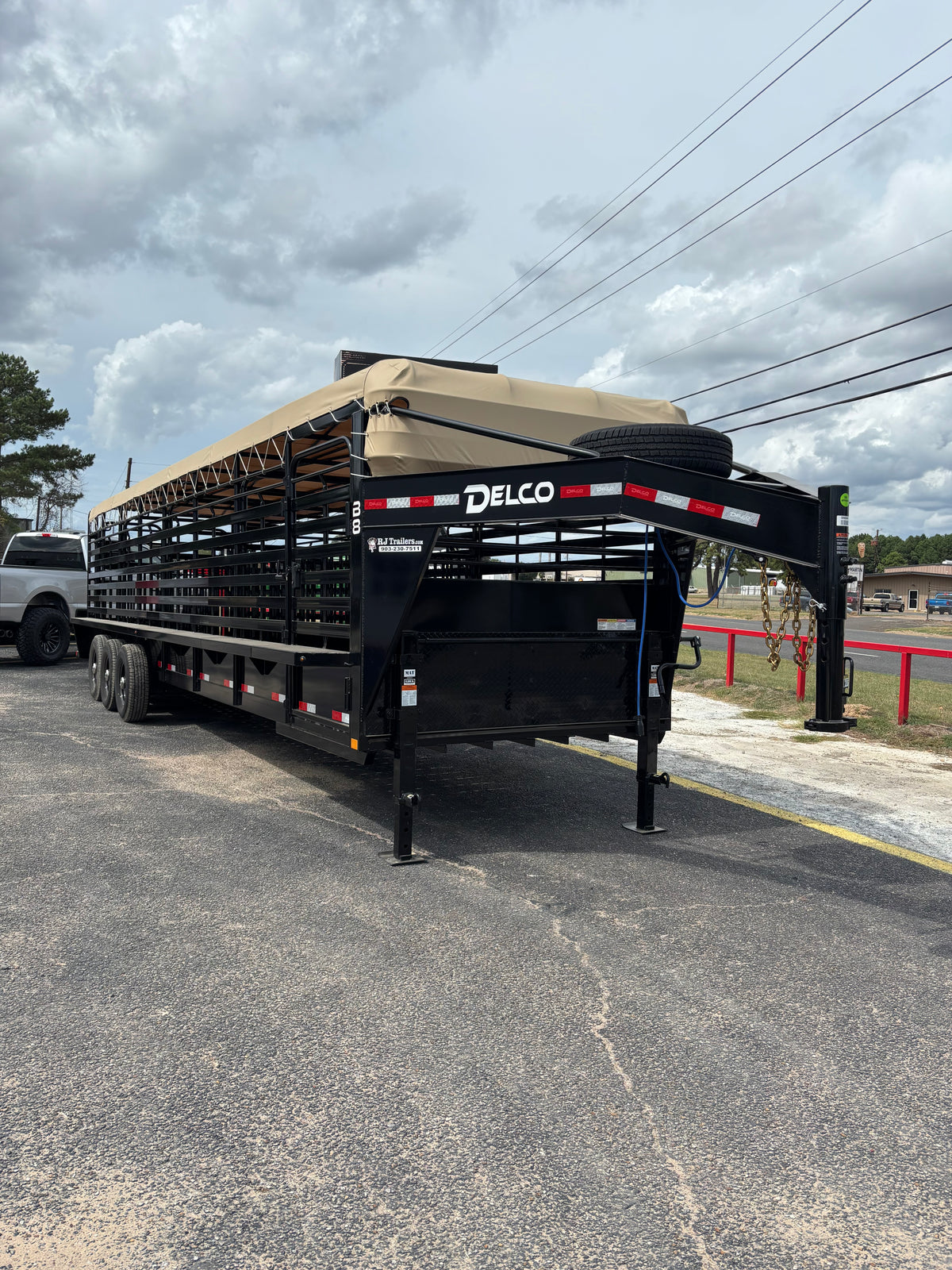 6'8" x 32' GN Cattle Stock Trailer Delco #B832