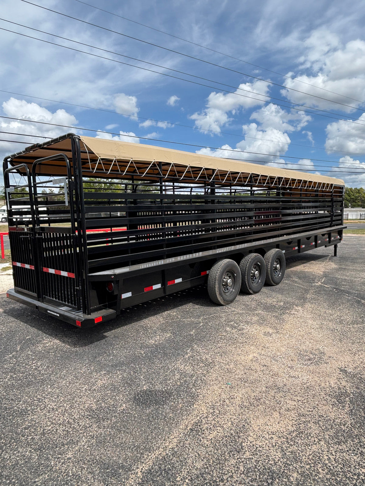 6'8" x 32' GN Cattle Stock Trailer Delco #B832