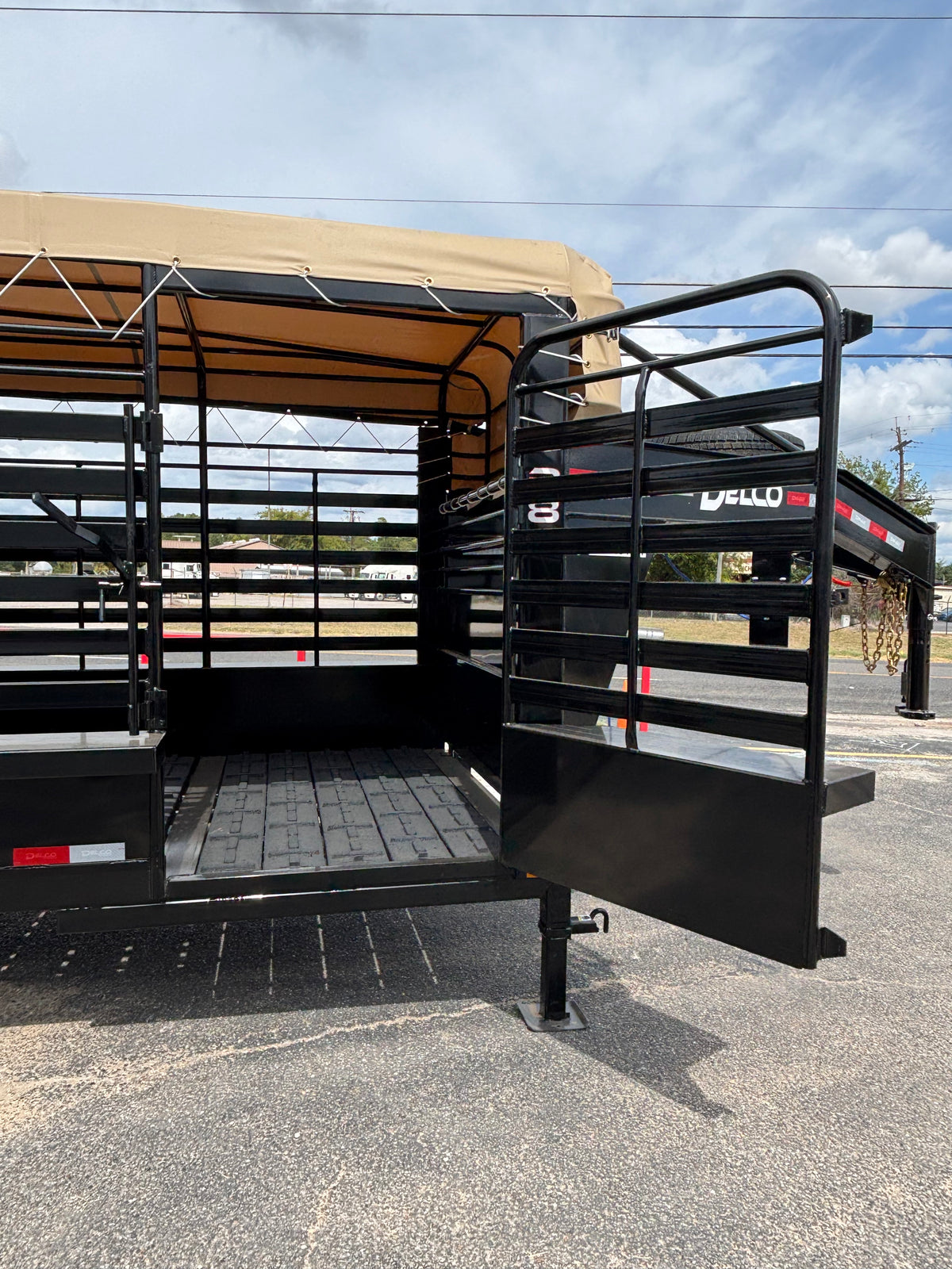 6'8" x 32' GN Cattle Stock Trailer Delco #B832