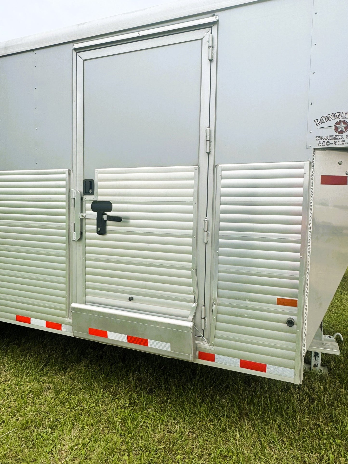 32' GN Enclosed Trailer Sundowner Alum # A6078 - Used